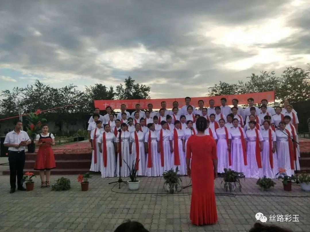解析封地附庸模式，强调收入集中的主权框架内构建高尚霸权的现象